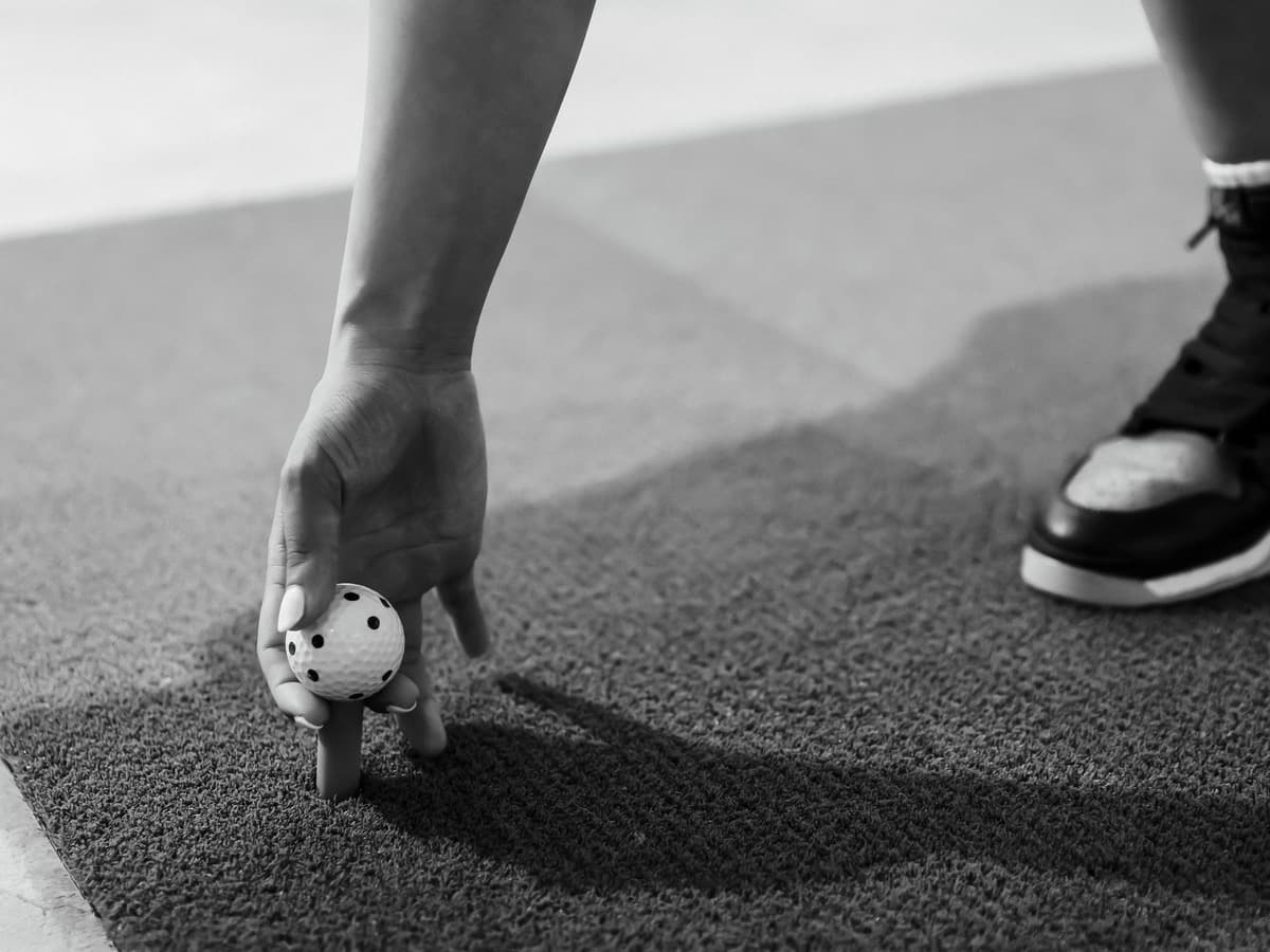 足元にゴルフボールを置いている様子
