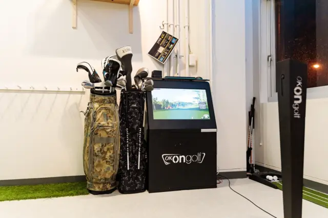 JORR+ UMEDAでは、
最新設備(@okongolf_official )を搭載。

コースプレイ（約200コース）はもちろん、
天井センサーで細部にスイング分析（弾道やスピン量など）を測定できます。

#jorrplus #osaka #golf #airjordan #airjordan1 #ゴルフ女子 #ゴルフ男子 #梅田ゴルフスクール #大阪ゴルフ #大阪ゴルフレッスン 
#ゴルフスパイク #スパイクレス #ゴルフウェア #梅田ゴルフ #インドアゴルフ #インドアゴルフスクール #ゴルフ#梅田 #カスタムシューズ #キッズレッスン #キッズゴルフレッスン #キッズゴルフスクール